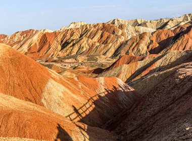Zhangye şehrindeki Renkli Danxia Doğal Manzarası