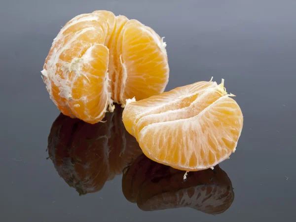 Tangerine på svart bakgrund — Stockfoto