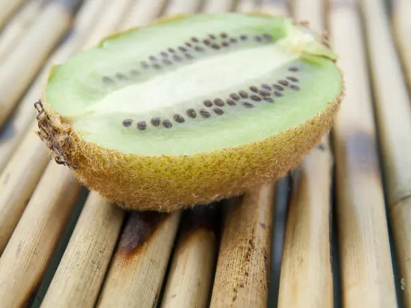 Kiwi half — Stock Photo, Image