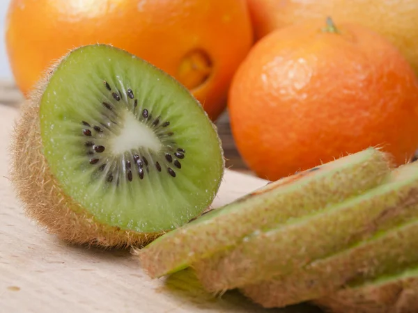 Cut a kiwi — Stock Photo, Image