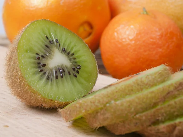 bir kiwi kesmek
