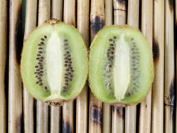 Deux moitiés de kiwi — Photo