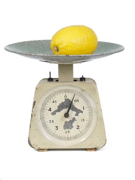 磅秤上的柠檬 — 图库照片