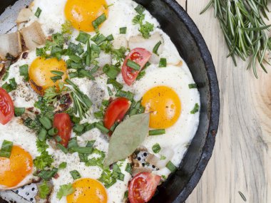 basit üzerinde sahanda yumurta