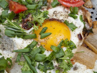 bir kaba yumurta sarısı ile kızarmış yumurta