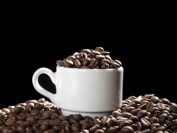 Tasse und Kaffeekörner — Stockfoto