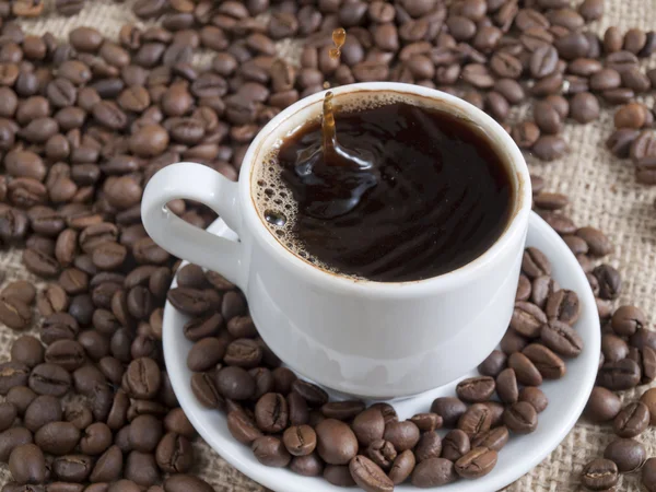 Gotas em uma xícara de café — Fotografia de Stock