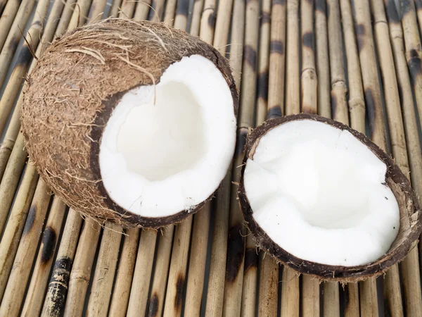 Złamane kokosowe — Zdjęcie stockowe
