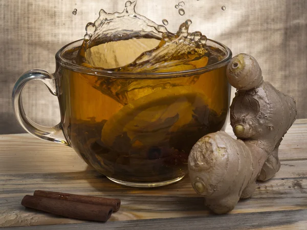 Zitrone in einer Tasse Tee — Stockfoto