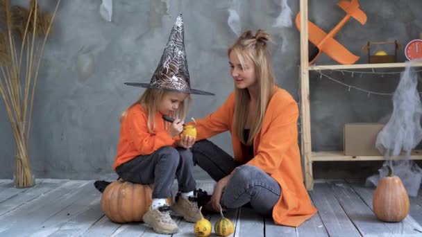 Lindo asiático niño halloween traje joven chica bruja sombrero sentado piso — Vídeo de stock