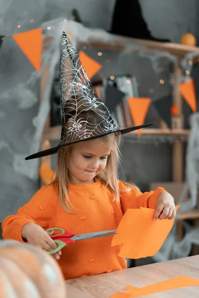 Cadılar bayramı için balkabağı yapan bir çocuk. Kağıttan komik el sanatları. Cadılar Bayramı dekoru. El işi. Cadılar Bayramı konsepti. DIY. Çocuk sanat projesi, çocuklar için bir zanaat..