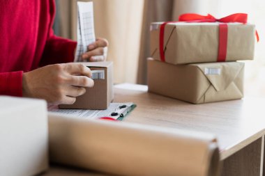 İş kurma KOBİ kavramı. Girişimci olmaya hevesli, küçük işletme sahibi barkodları paketlere yapıştırıyor, evden çalışıyor, paketleme ve teslimat ve çevrimiçi siparişler. Depo iş konsepti