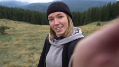 Kafkas kadın gezgin akıllı telefon ve uygulama kullanarak video araması yapıyor. Dünyanın her yerinde erişilebilir internet kavramı. Web kamerası görünümleri.