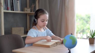 Uzak bir internet okulunda okuyan bir kız kulaklık dersi dinliyor, kablosuz kulaklıkla kitap okuyor. İnternette öğretmeniyle birlikte bir çocuk