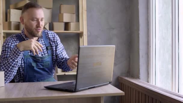 Petite entreprise aspirant entrepreneur, petite et moyenne entreprise travailleur indépendant travaillant dans un bureau à domicile. — Video