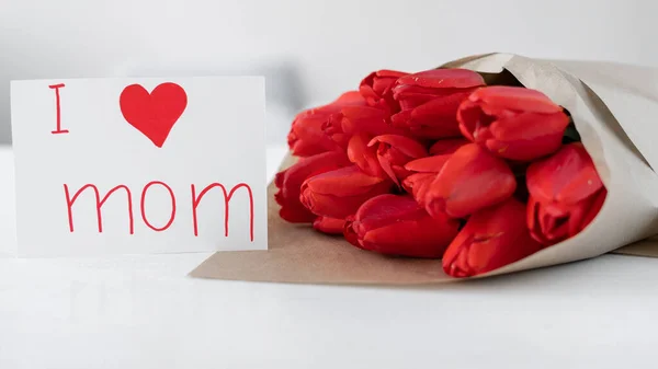 Dzień Matki Bukiet Czerwonych Tulipanów Kartka Napisem Kocham Mamę Białym — Zdjęcie stockowe