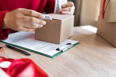 Şenlikli İş Kuruluşu KOBİ Konsepti. Müstakbel girişimci, küçük işletme sahibi evden çalışıyor, mal ve siparişleri paketliyor ve teslim ediyor. Ev işi kavramı