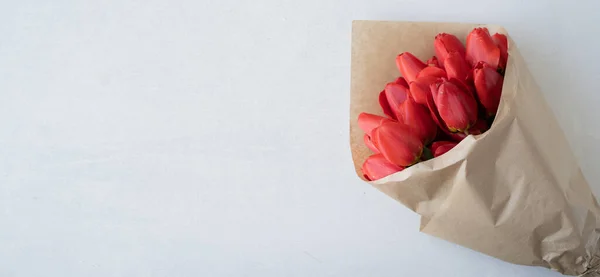 Buquê Tulipas Vermelhas Isoladas Fundo Branco Papel Artesanal Fundo Primavera — Fotografia de Stock