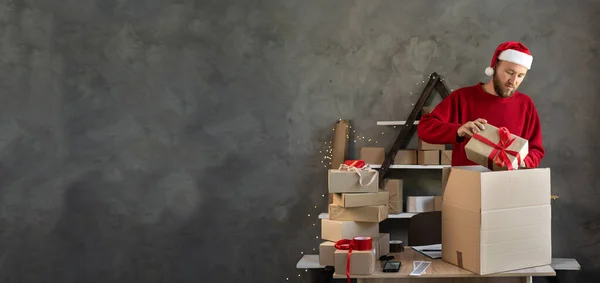 Homem Barbudo Usando Chapéu Papai Noel Trabalha Armazém Caixas Com — Fotografia de Stock