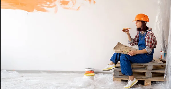 Woman Repairman Painted Wall Paint Makes Repairs Sits Wooden Pallet — Stock Photo, Image