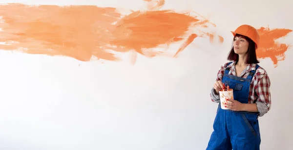 Yeni Bir Evin Yenilenmesi Fırçalı Bir Kadın Tamirci Duvarı Boyadı — Stok fotoğraf