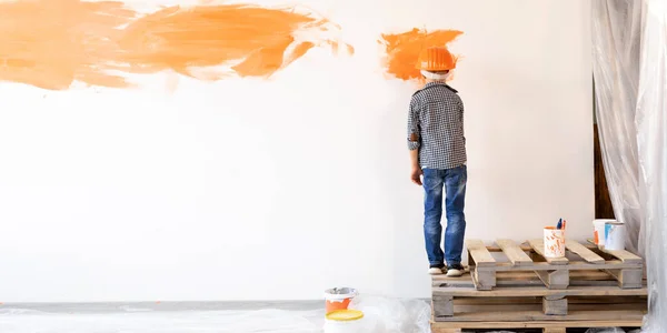 Criança Visão Traseira Pinta Uma Parede Branca Quarto Renovação Casa — Fotografia de Stock