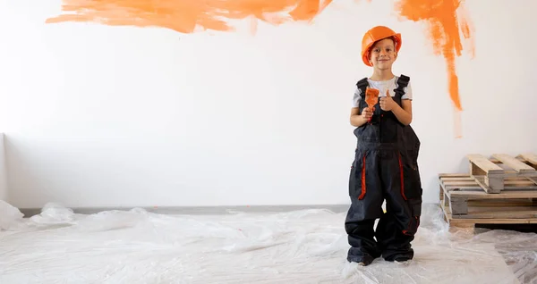 Anahtar Tamiri Miğferli Küçük Bir Çocuk Beyaz Bir Duvarın Arka — Stok fotoğraf
