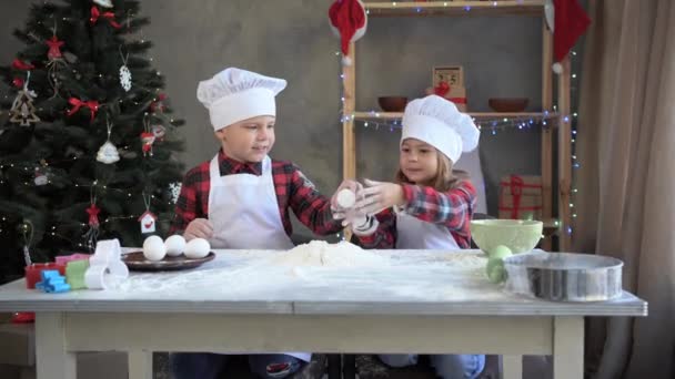 Vaření Vánoce, novoroční sušenky nebo perník. Pečeme s dětmi tradiční slavnostní pečivo. Holčička rozbije vejce na mouku. — Stock video