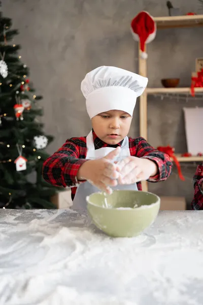 Barnen Lagar Mat Till Jul Pojkbagare Mössa Och Förkläde Knådar — Stockfoto