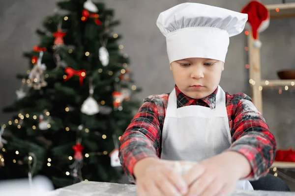Porträtt Bagare Pojke Förbereda Deg För Bakning Julkakor Eller Pepparkakor — Stockfoto
