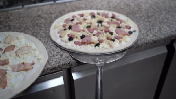 Гавайський шеф-кухар кладе у відкриту піцерівську піч. Шовкова піца готується в піцерії.. — стокове відео