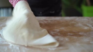 Pizza hamuru yapıyorum. pizzaiola kıvrılır ve pizza hamurunu kalıba yerleştirir. Fırın hamurunu esnetiyorum. Evde pizza pişirmek.