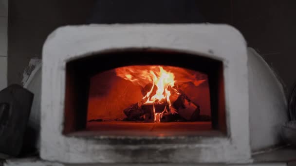 Tradycyjne drewno opałowe do pieczenia lub gotowania. Piec do pizzy w kuchni restauracyjnej z drewnem. — Wideo stockowe