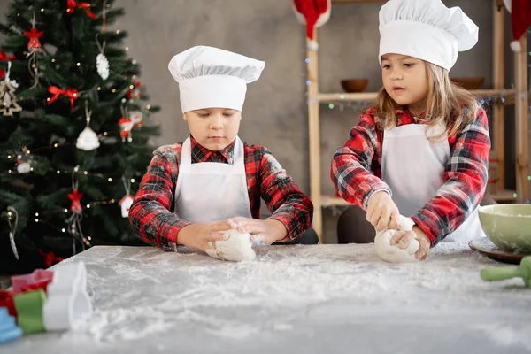 Kleine Bäcker kneten Teig. Kinder backen zu Hause Plätzchen und Lebkuchen für Weihnachten. Kinderblog über hausgemachte Kuchen. — Stockfoto