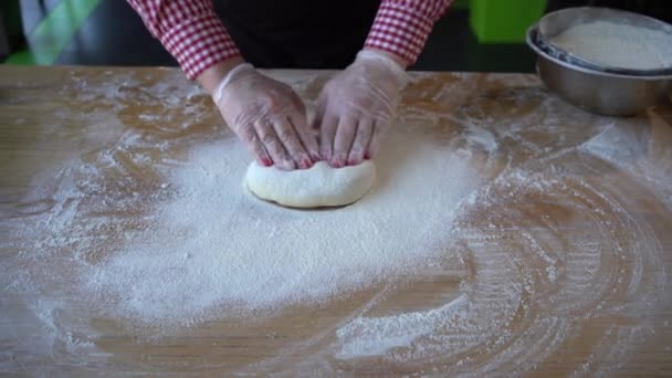 Pâte à pétrir Baker pour pain ou pizza sur la table. Pâte de cuisson dans la cuisine du restaurant. Cuire le pain concept. — Video