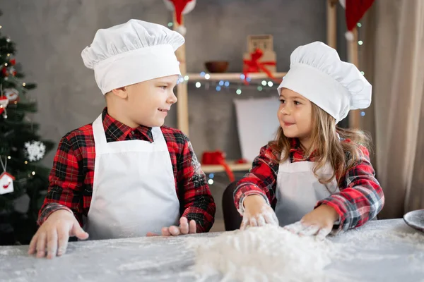 Glückliche Schwester Backt Teig Für Weihnachtsplätzchen Kinder Der Küche Bereiten — Stockfoto