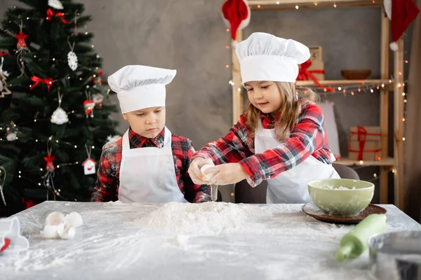 Glückliches Geschwisterpaar Beim Weihnachtsbacken Der Küche Plätzchenteig Kleine Köche Bei — Stockfoto