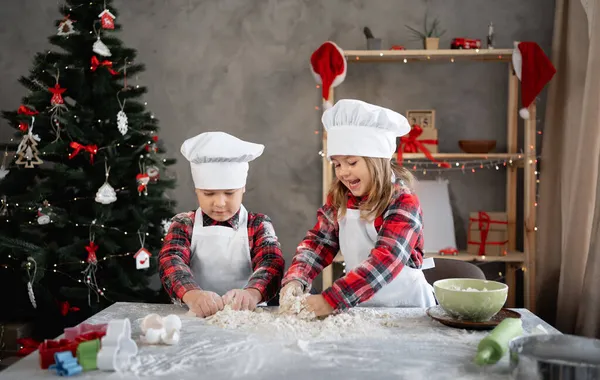 Zwei Kinder Kneten Gemeinsam Teig Geschwister Backen Weihnachtsplätzchen Backen Der — Stockfoto