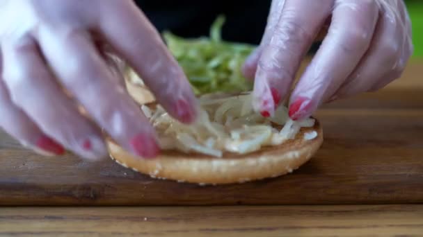 厨师在木板上做汉堡包，美国的晚餐脂肪汉堡包，做汉堡包的过程，做三明治的手. — 图库视频影像