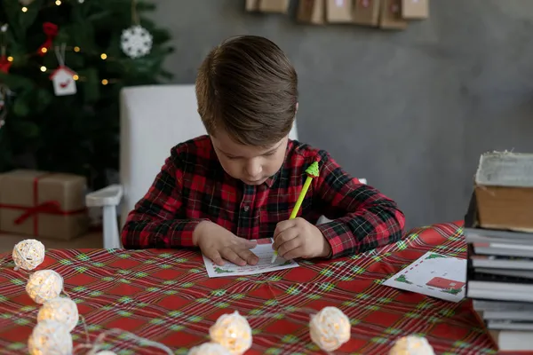 Liten Pojke Skriver Ett Brev Till Jultomten Julafton Barn Skriver — Stockfoto
