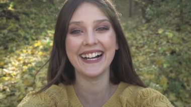 Mutlu kız blogcu sonbahar ormanından canlı yayın yapıyor, kadın danışman doğada video görüşmesi, webcam görüntüsü, seyahat hakkında yayın blogu.