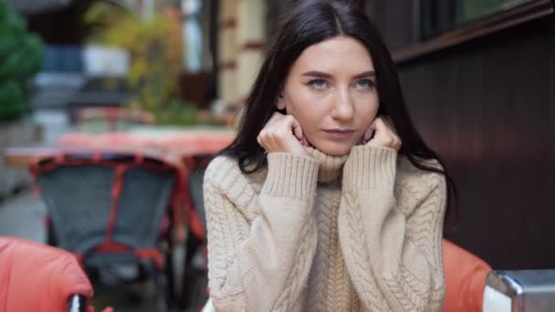 Verärgerte kaukasische echte Frau im Stress, die in einem Straßencafé sitzt, Herbst-Kaffeemädchen in Depressionen, Probleme im Leben. — Stockvideo