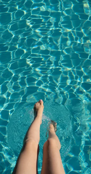 Vakantie Vrouwelijke Sexy Benen Een Zwembad Met Blauw Water Spa — Stockfoto