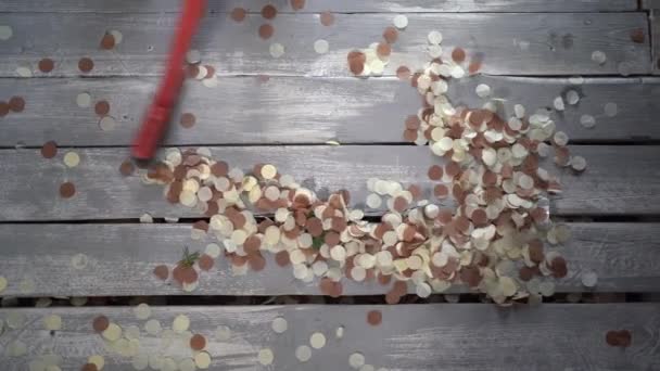 Städa huset efter festen. Svep konfetti på golvet i lägenheten med kvast. — Stockvideo