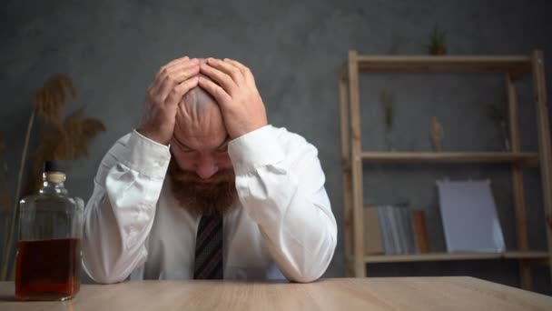 Empresario deprimido bebiendo alcohol en el trabajo. El problema de la adicción al alcohol. Concepto de alcoholismo. — Vídeo de stock