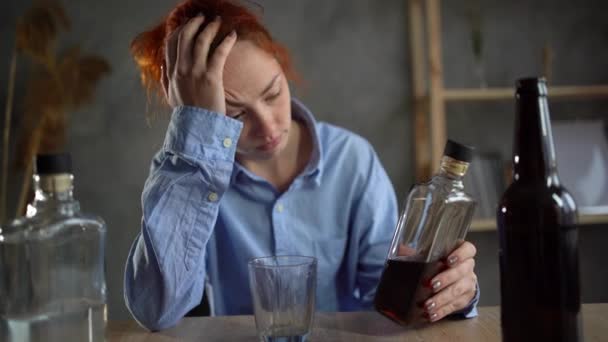 Молода алкогольна дівчина в депресії п'є віскі вдома. Алкогольна залежність. Жіночий алкоголізм — стокове відео