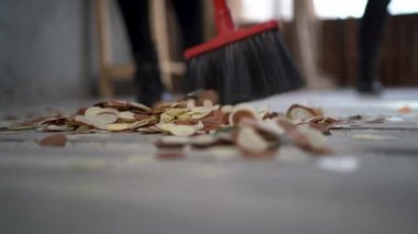 Sabah partileri, ev temizliği, süpürge süpürme konfeti yerleri, temizlik hizmetleri..
