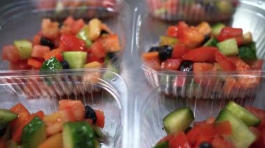 Yiyecek teslimatı konsepti, plastik kaplarda sebze vejetaryen salatası, hazır yemek restoranı..