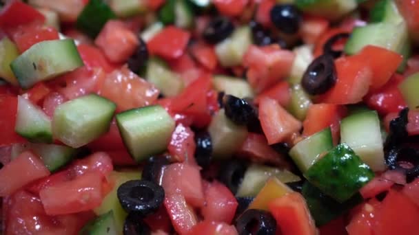 Verse groentenschijfjes, vegetarische salade van tomatenkomkommers en olijven, close-up, voeding en voeding, abstracte voedselachtergrond. — Stockvideo