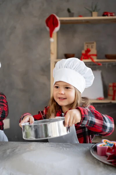 Liten Flicka Sållar Mjöl För Deg Genom Ett Såll Bordet — Stockfoto